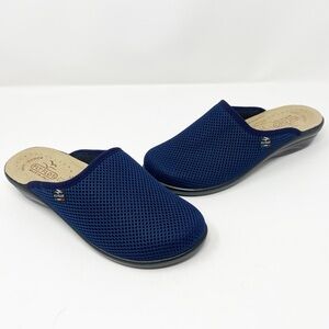 NWOT Fly Flot Mesh Clogs